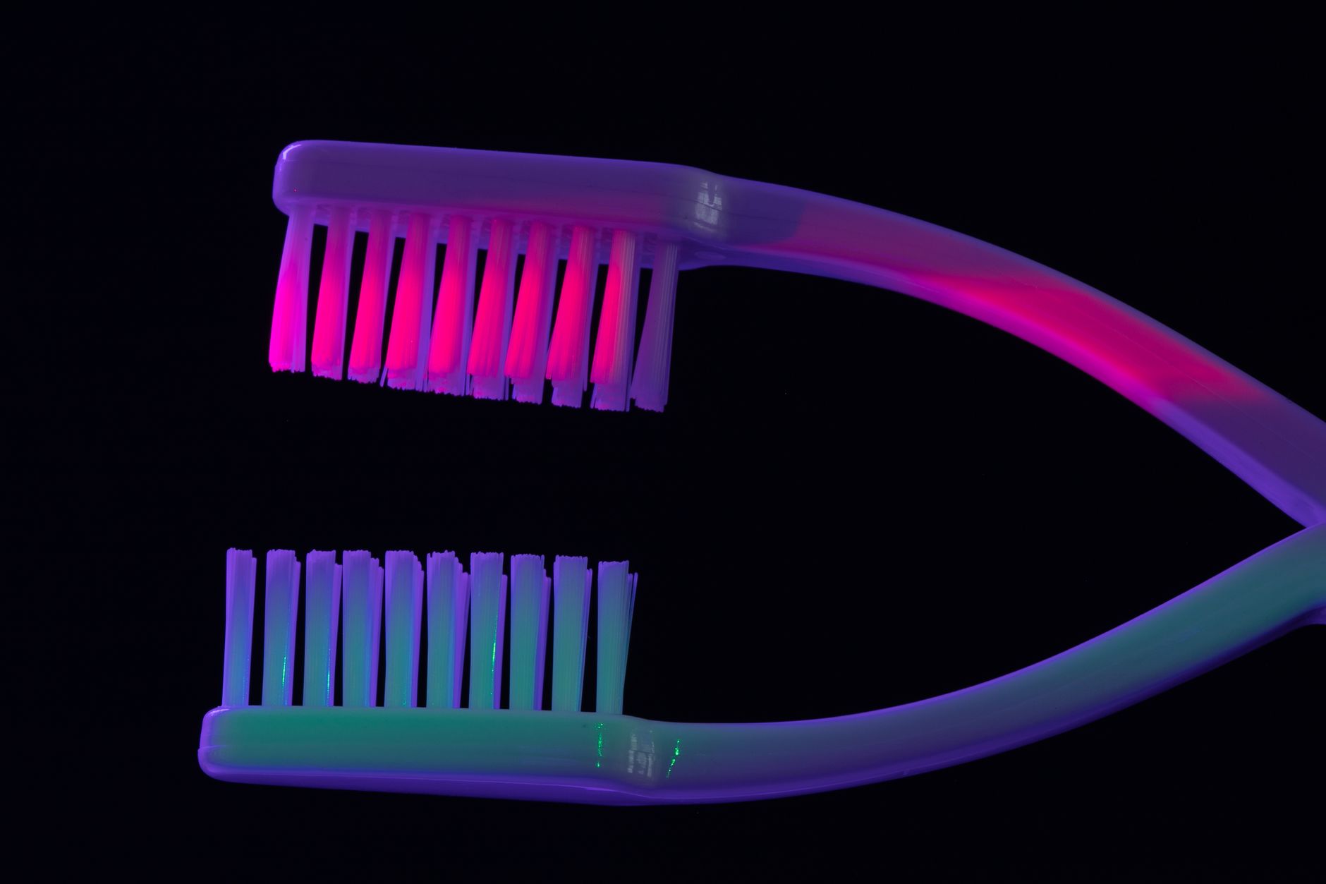 Capa: O Que é a Campanha Julho Neon de Saúde Bucal e Estética? — foto: Nic Wood/Pexels